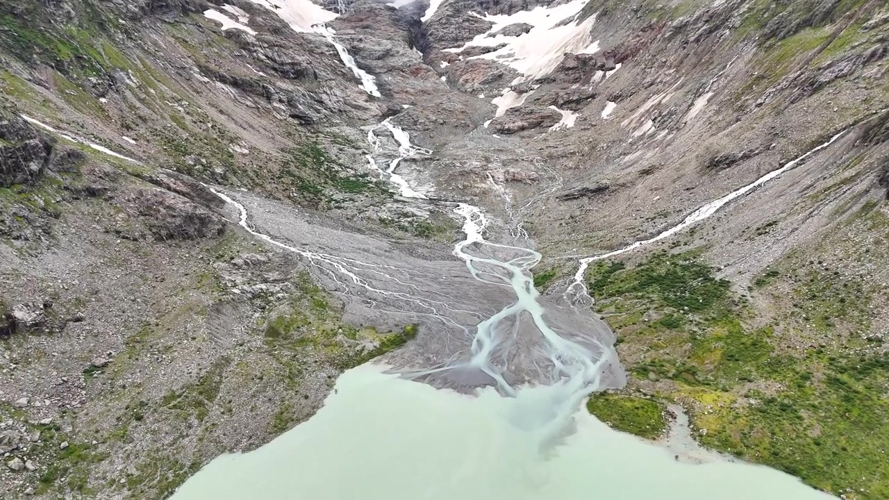 Il ghiacciaio del Trift si scioglie in un lago turchese nelle Alpi svizzere, rivelando gli effetti del cambiamento climatico sull'ambiente, Triftbrücke Triftgletscher, Berna, Svizzera, ripresa aerea con inclinazione verso il basso