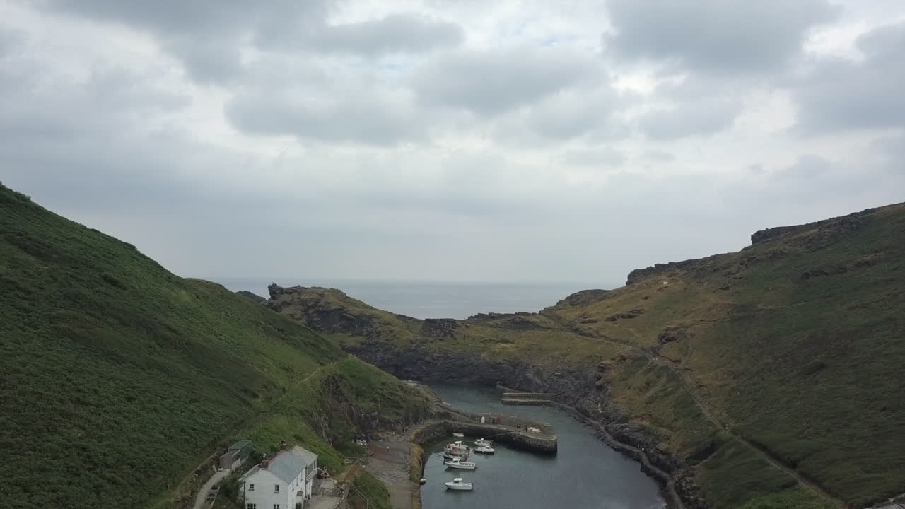 북쪽 콘월 해안의 무성한 녹색 보호 입구의 공중 비행