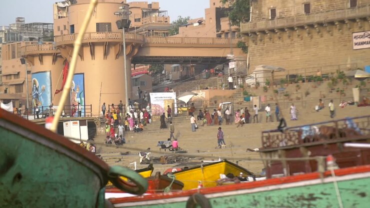 Prise de vues à main levée d’un ghat depuis des bateaux amarrés