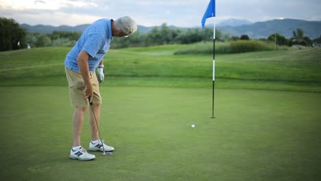 Weitwinkelaufnahme-Eines-Golfspielers,-Der-Einen-Langen-Putt-Macht