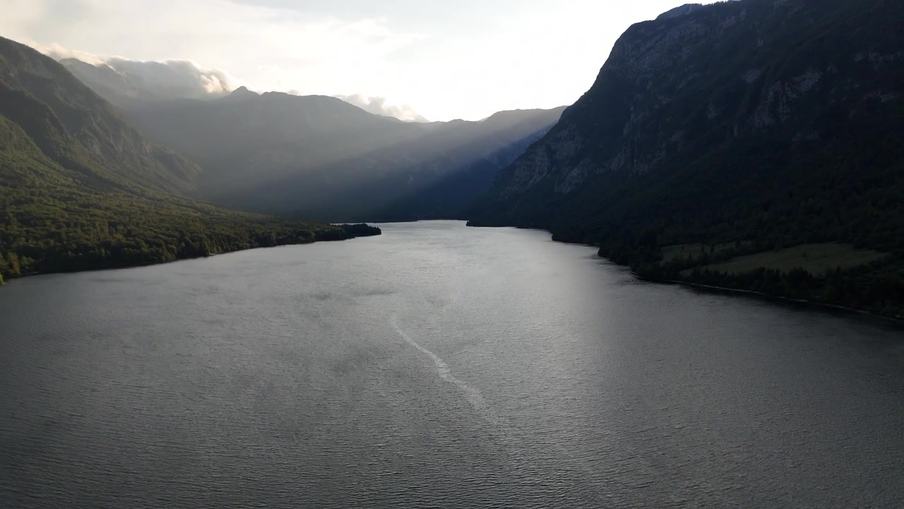Smukke alpesø Bohinj i skumringen set ovenfra.