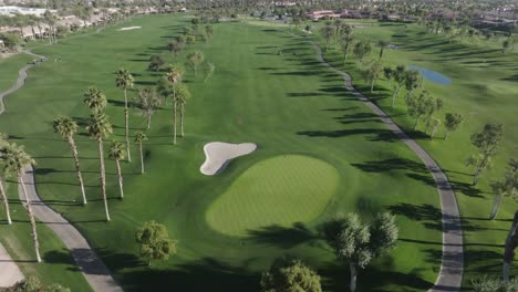 heritage palms golfplatz in indio, kalifornien mit drohnen-video ziehen sie sich aus dem grünen zurück