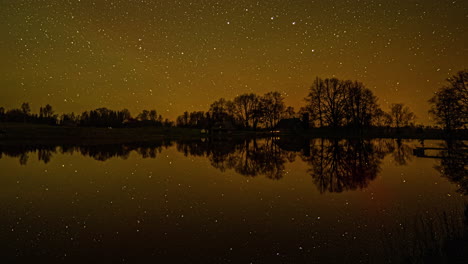 Cielo-De-La-Galaxia-De-La-Vía-Láctea-Que-Se-Refleja-En-El-Agua-Tranquila-Del-Lago,-Lapso-De-Tiempo-De-Fusión