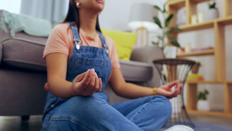 mujer, yoga y meditación en el suelo para espiritual