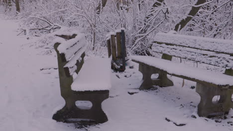 banco do parque coberto de neve após a tempestade de neve no inverno