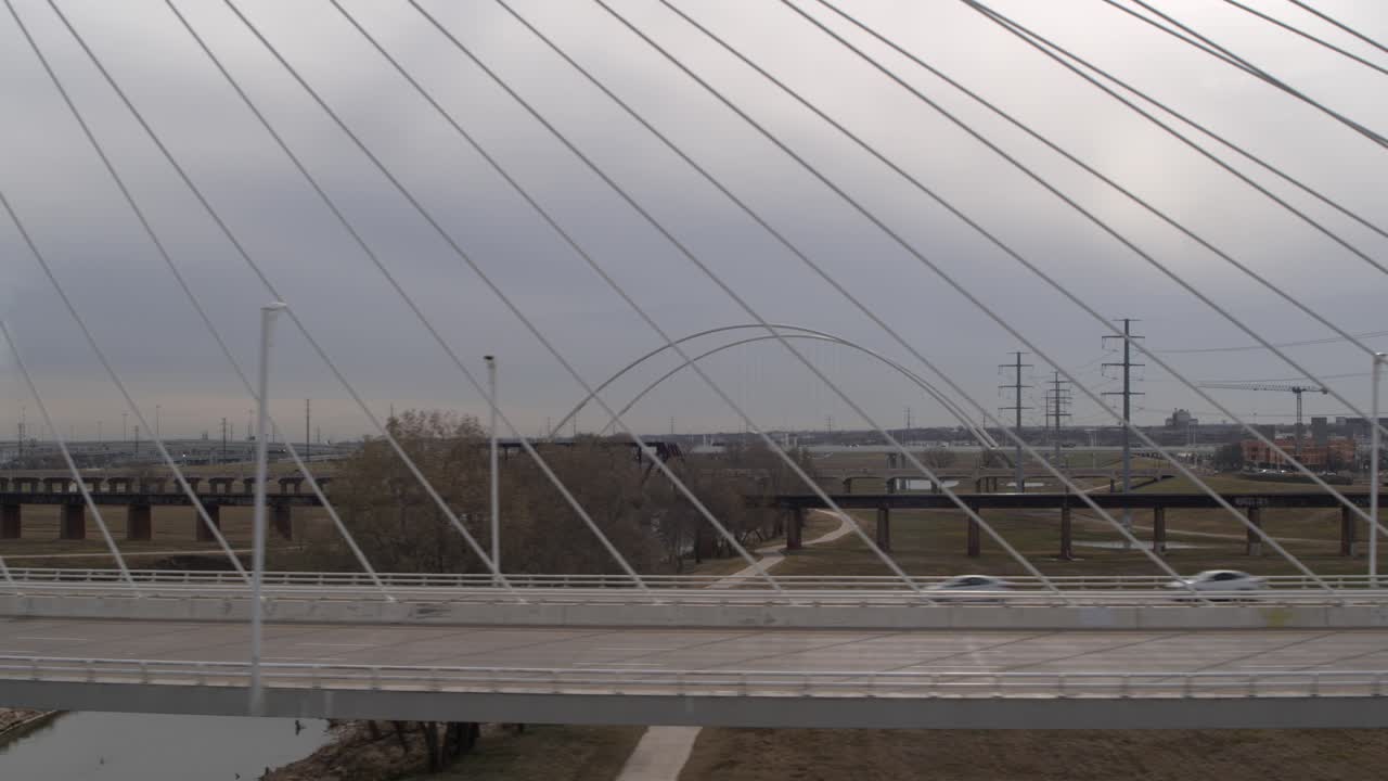 달라스의 마가렛 헌트 힐 브리지를 여행하는 자동차