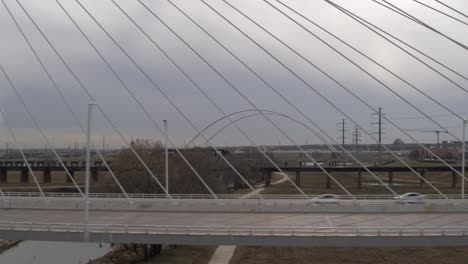 coches que viajan por el puente de la colina de caza de margaret en dallas