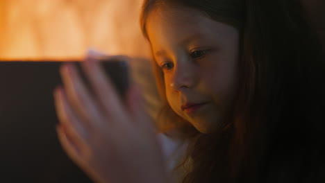 Un-Niño-Somnoliento-Habla-En-Un-Video-Chat-En-La-Cama-En-Una-Habitación-Sombreada