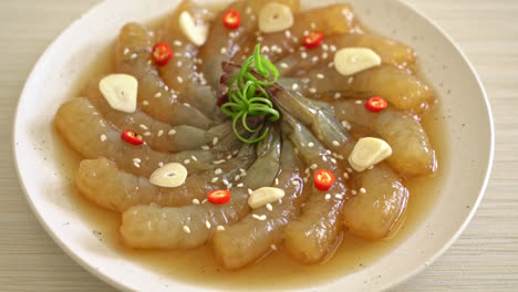 gambas en escabeche al estilo coreano o gambas en escabeche con salsa de soja coreana - estilo de comida asiática