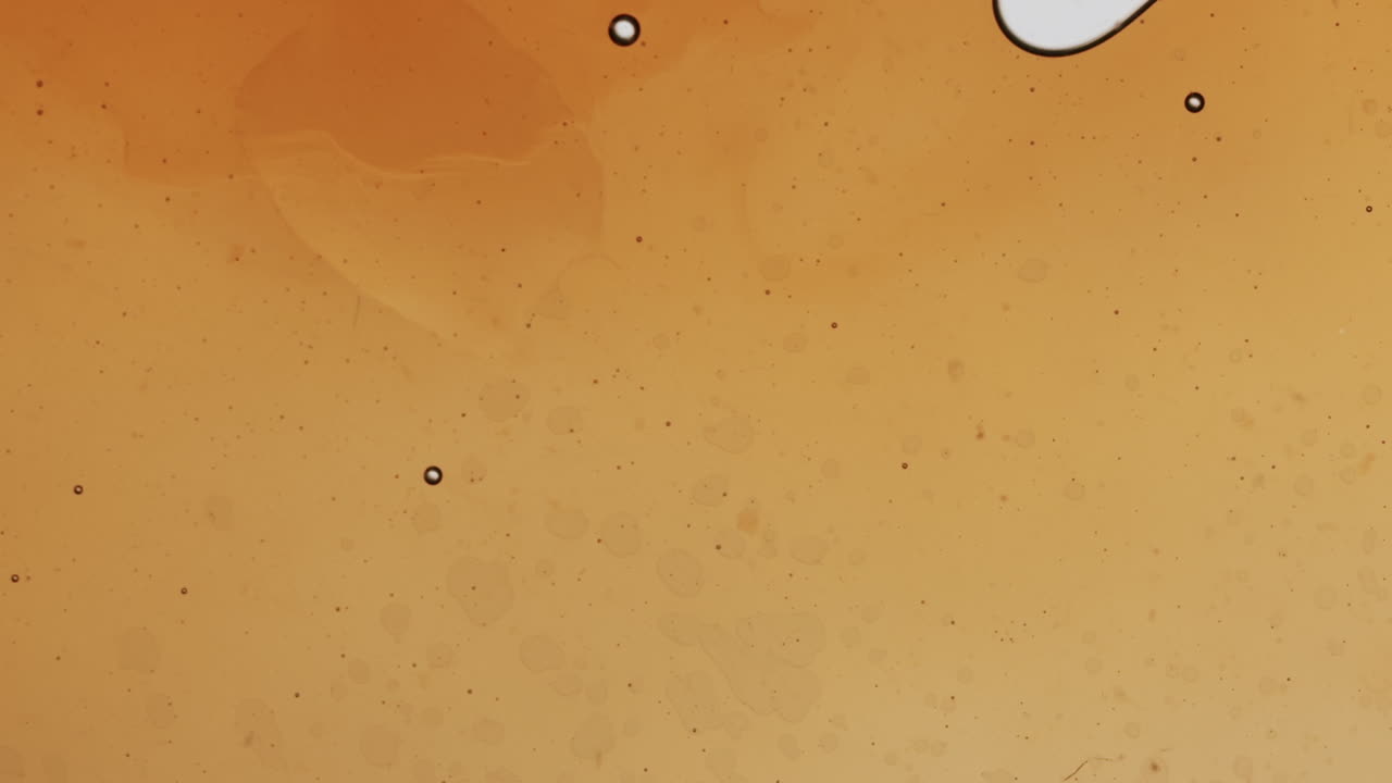 주황색 액체에서 움직이는 작은 기포
