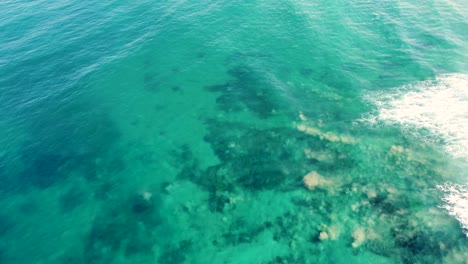 toma aérea de drones de bancos de arena de aguas cristalinas costa del océano pacífico shelly beach costa central nsw australia 4k