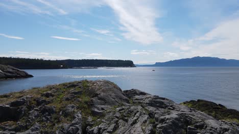 hermosa costa rocosa cerca de la cala del contrabandista en la costa del sol de la columbia británica, canadá
