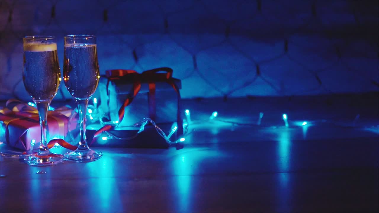 champán y regalos bajo luces azules