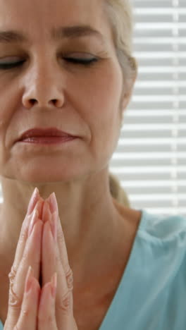 mujer relajándose con un movimiento de yoga