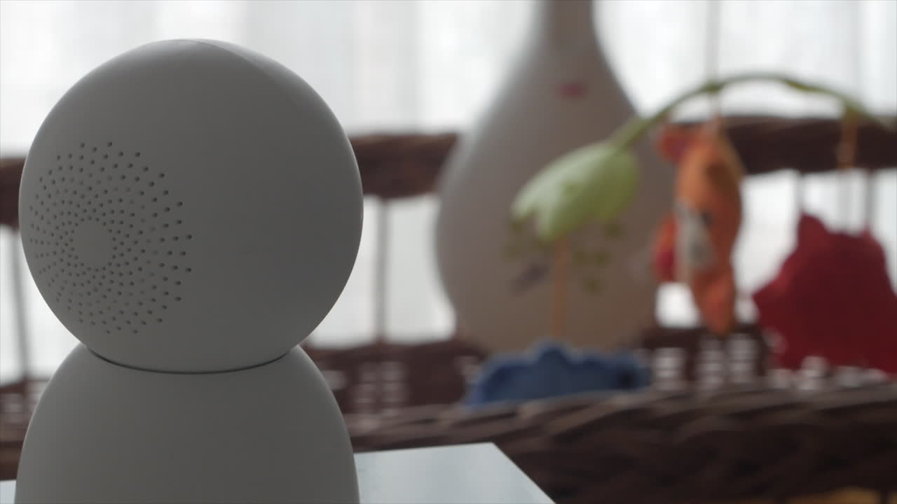 cierre la cámara ip de vigilancia en movimiento, viendo la cuna del bebé