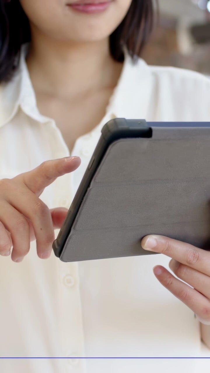 Video verticale: Donna che tocca un tablet, facendo apparire barre blu e una linea che salgono sul display per i dati.