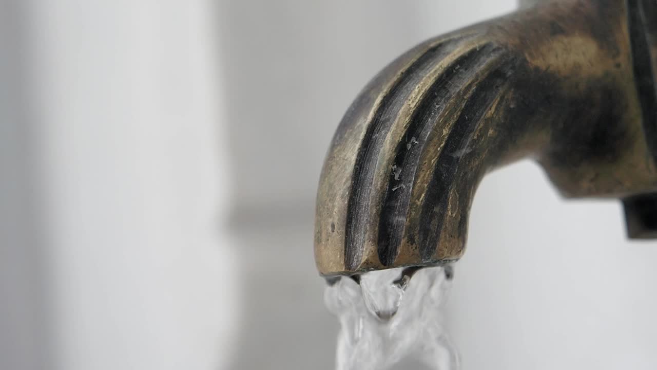 흐르는 물 을 가진 고대 청동 물