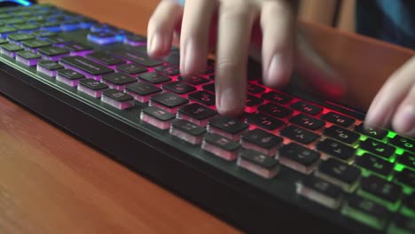 un hombre escribe texto en un teclado retroiluminado 03