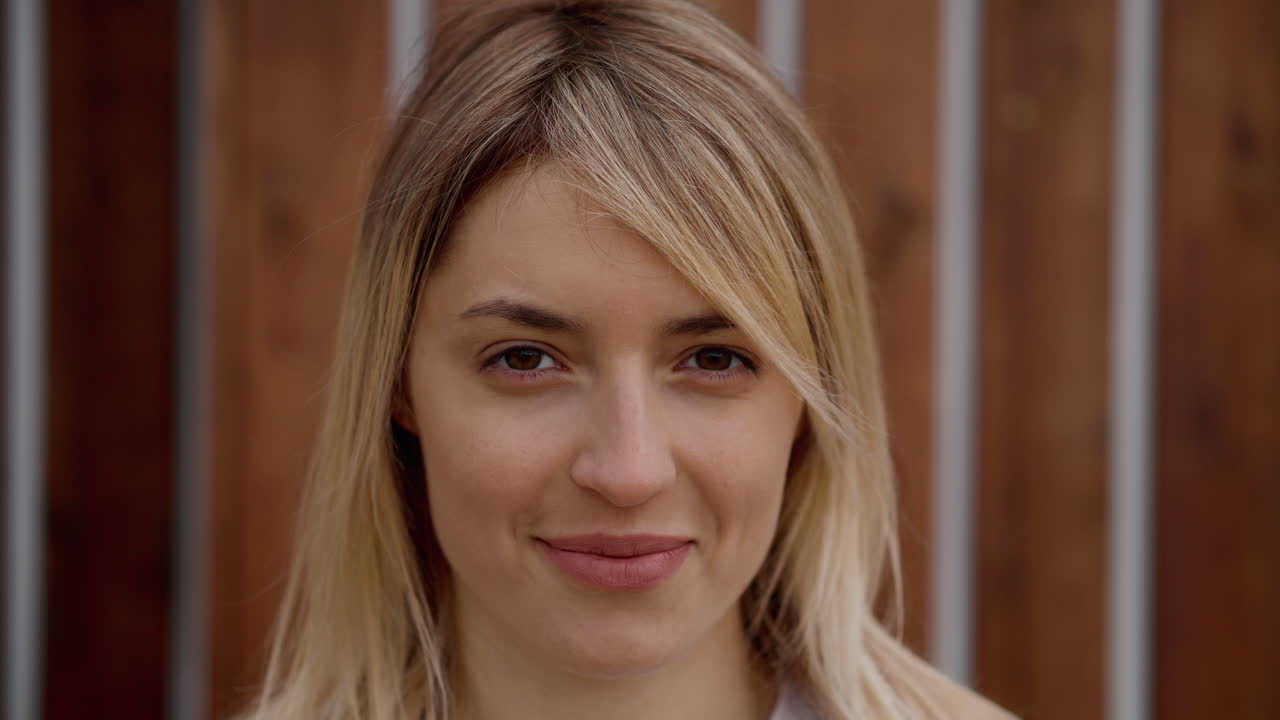 улыбающийся женский портрет