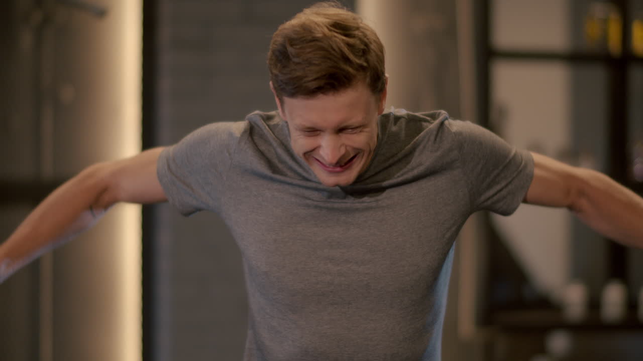 스포츠 클럽 에서 팔 컬 을 하는 활동적 인 피트니스 남자. 체육관 에서 운동 하는 운동 선수