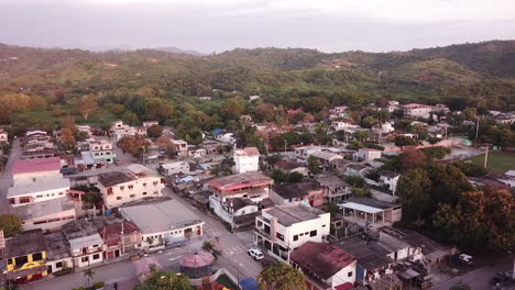 Paisaje-Del-Paisaje-De-La-Ciudad-Con-La-Montaña-Del-Bosque-En-El-Fondo-De-La-Isla-De-Olon-En-Ecuador