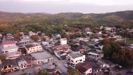 paisaje de la ciudad con bosque de montaña al fondo junto a la isla de olón en ecuador