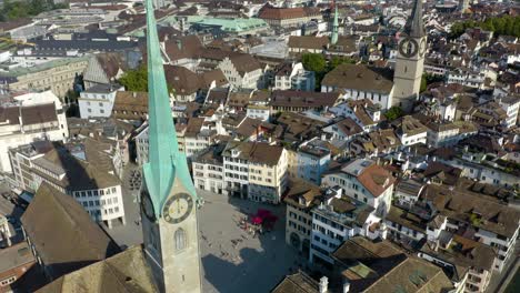 Vista-Aérea-Sobre-La-Iglesia-Fraumunster-Y-La-Plaza-En-El-Distrito-1-De-Zurich