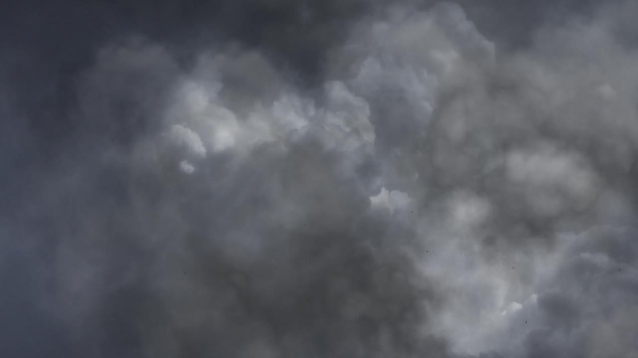 어두운 하늘에서 어두운 cumulonimbus 구름과 폭풍