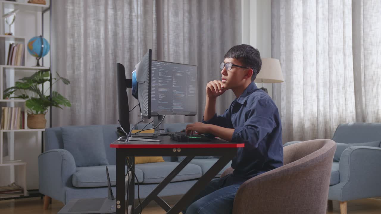 집에서 코딩에 집중하는 젊은 프로그래머