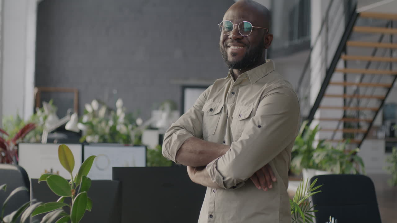 hombre de negocios en la oficina moderna