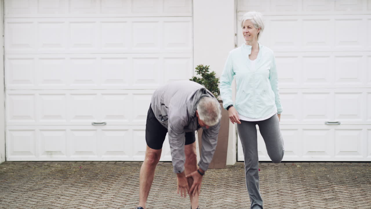밖에서 운동하는 노인 부부