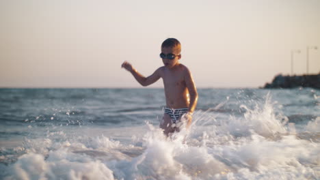 Niño-Y-Chapoteando-Olas-Del-Mar