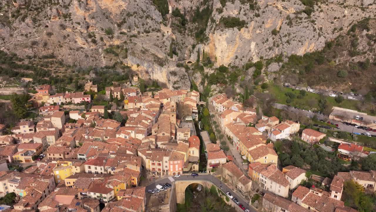 Vista aérea de la aldea de Moustiers enclavada en un cañón rocoso en Provenza.