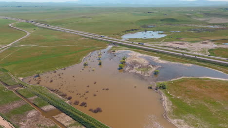 Vista-Aérea-Del-área-Inundada-Después-De-Tormentas-De-Lluvia-Cerca-De-Las-Autopistas-En-El-Condado-De-Merced,-California,-EE.UU.