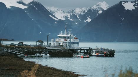 Eine-Fähre-Und-Andere-Boote-Legten-Im-Kleinen-Hafen-An