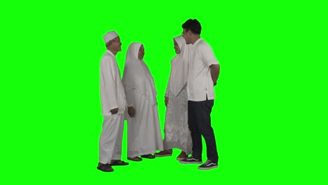 무슬림 가족들이 스튜디오에서 함께 대화하고 있습니다.