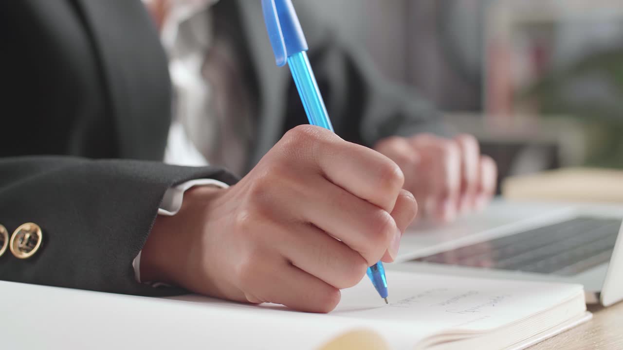 persona que escribe en un cuaderno