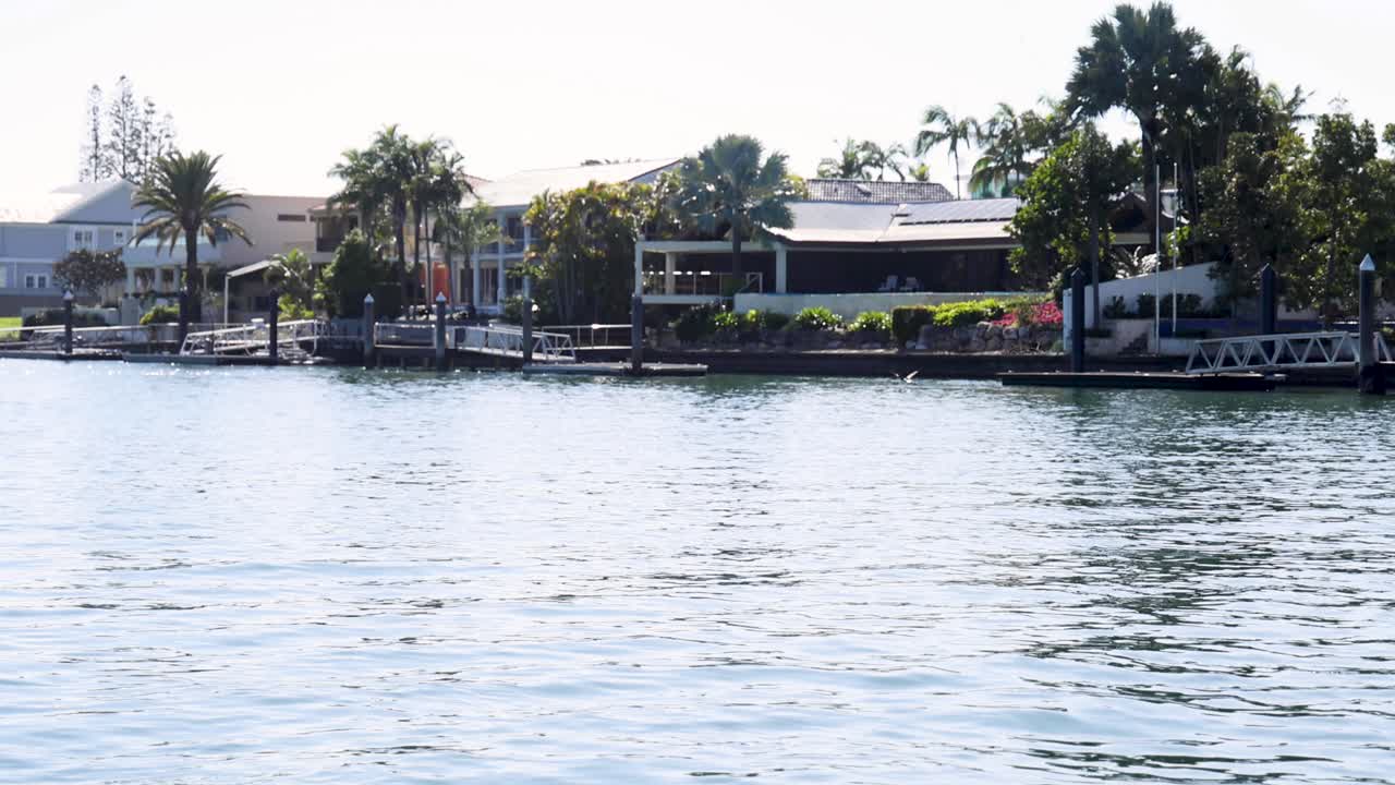 해안가 에 있는 집 들 과 함께 운하 를 바라보는 풍경