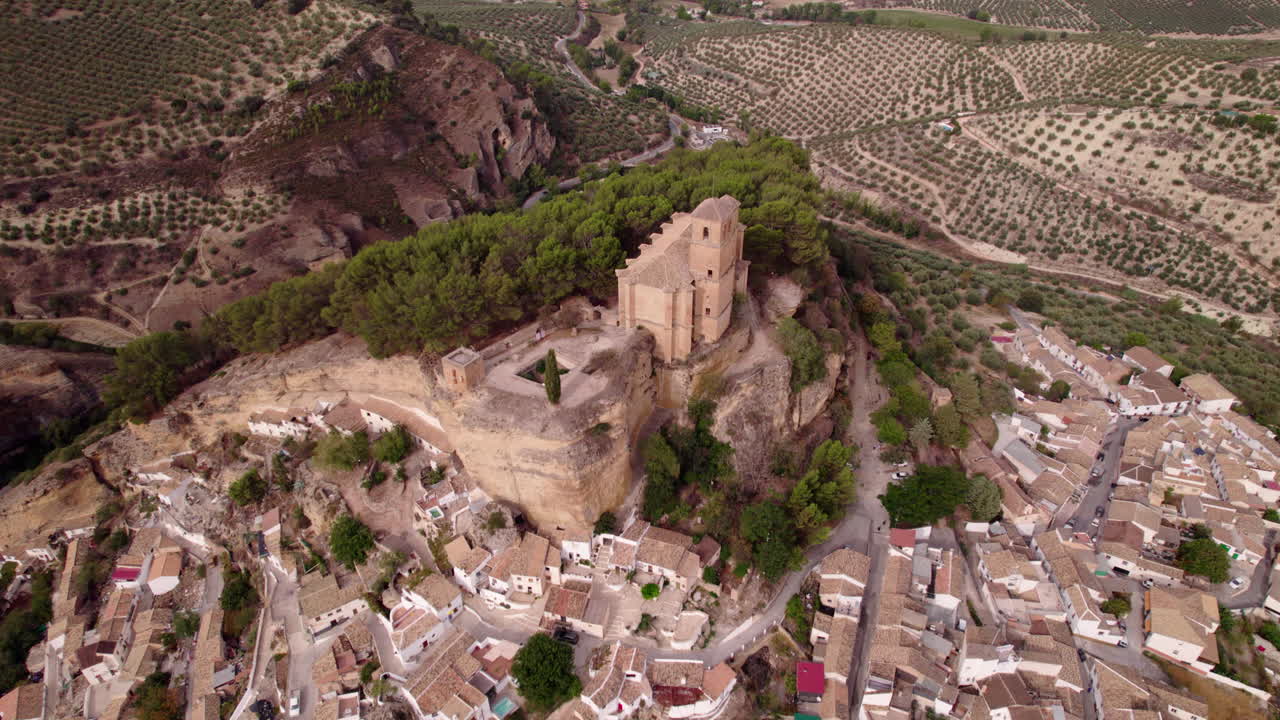 Dronebillede af kirken på bakken i Montefrio, Spanien