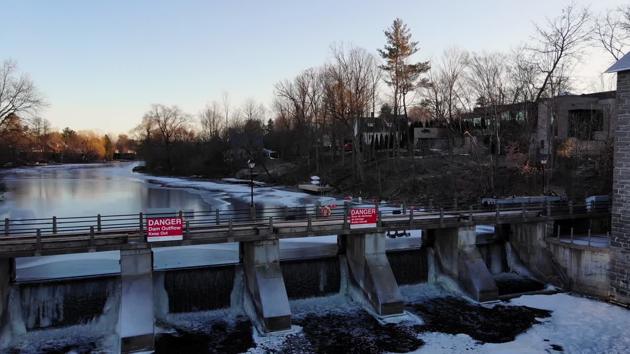 Il Mulino di Watson situato nella piccola città di Manotick, Ottawa, nel tardo autunno e inizio inverno
