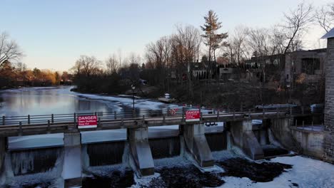 molino de watson ubicado en la pequeña ciudad de manotick ottawa a fines del otoño y principios del invierno