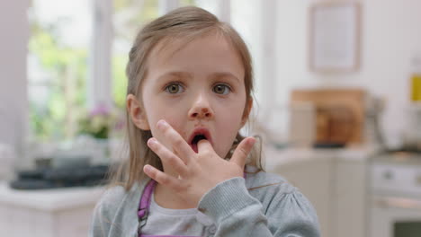 Süßes-Kleines-Mädchen-Mit-Mit-Schokolade-Bedeckten-Händen,-Das-Sich-Die-Finger-Leckt-Und-Spaß-Beim-Backen-In-Der-Küche-Hat.-Unartiges-Kind,-Das-Zu-Hause-Leckere-Leckereien-Genießt