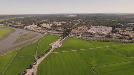 Vista-Aérea-Con-El-Campo-Portugués-A-Lo-Largo-Del-Río-Sado-En-Portugal