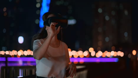 Junges-Mädchen-Simulierte-Virtual-Reality-Arbeit-In-Einer-Brille-In-Einer-Modernen-Großstadt-Bei-Nacht-Auf-Meinen-Laternen-Und-Einem-Wunderschönen-Bokeh-Von-Vorbeifahrenden-Autos-Und-Gebäuden