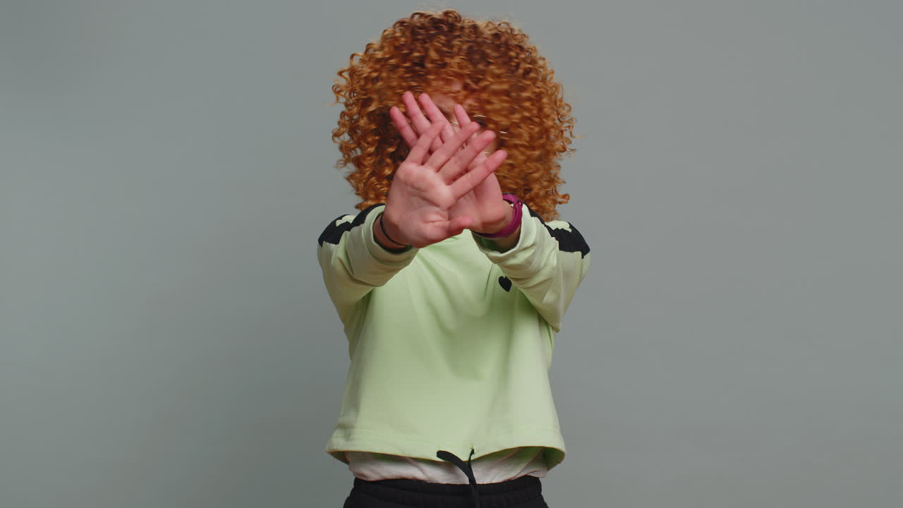 chica de escuela frustrada niño cubriendo las orejas ignorando el ruido desagradable voces fuertes evitando consejos