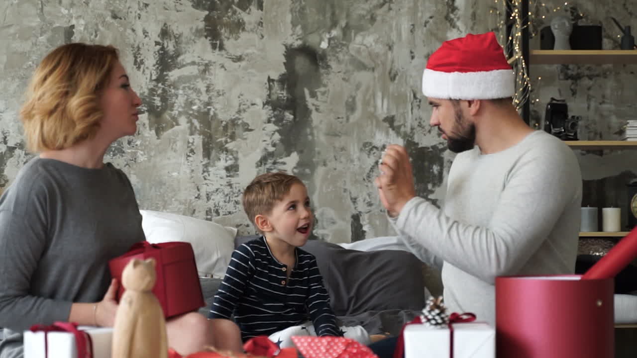 familia feliz celebrando las vacaciones juntos