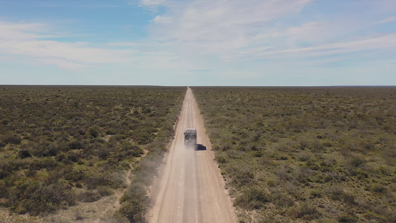 혼자 운전하는 트럭 직선 사막 도로, 먼지, 드론 영상