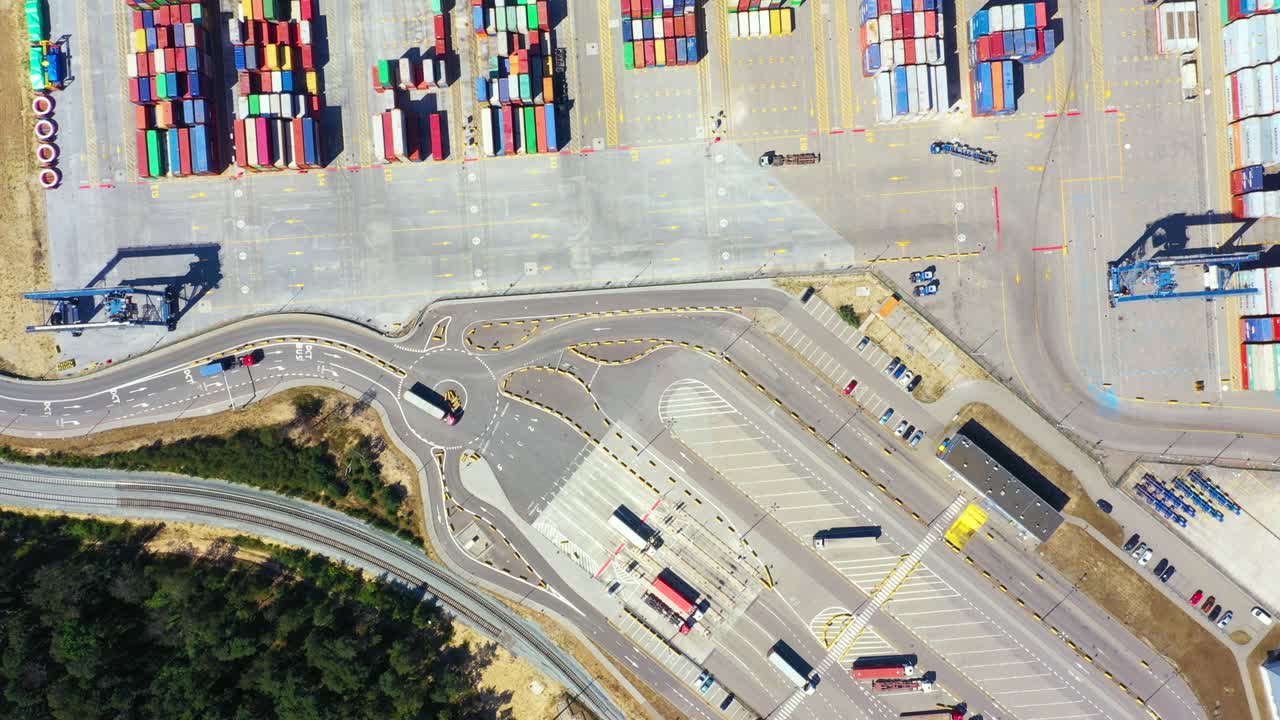 portacontenedores en importación, exportación y logística comercial, por grúa, puerto comercial, envío de carga al puerto, transporte internacional, concepto de logística comercial, vista aérea