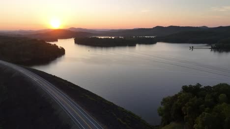 Luftaufnahme-über-Erddamm-Bei-Sonnenuntergang-Am-Summersville-Lake-In-West-Virginia