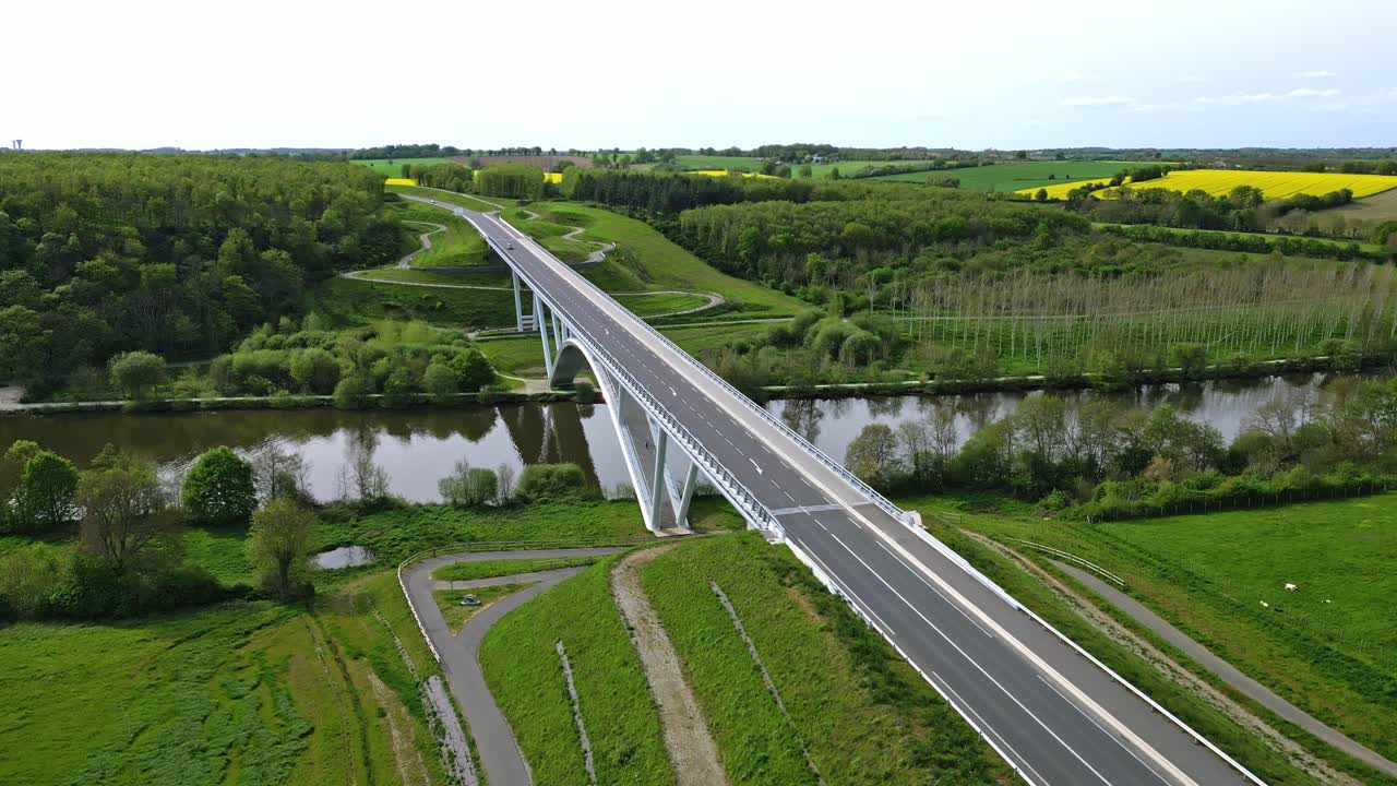 프랑스의 chateau gontier 시골에 있는 mayenne 강을 가로지르는 다리로 운전하는 자동차
